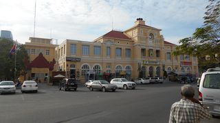 コロニアル調のレトロな建物。利用価値も大です。