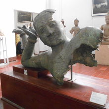 横たわるヴィシュヌ神の胸像。