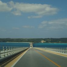 アーチ部分の下り坂（伊良部島方面へ）