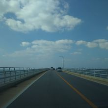 アーチ部分の上り坂（伊良部島方面へ）