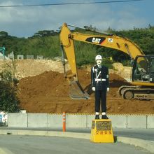 橋を渡りきると宮古島まもる君がお出迎え