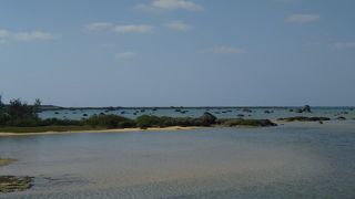 遠浅の海に多くの岩が並ぶ （佐和田の浜）