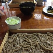 採り入れの終わった蕎麦畑のむこうに見える蕎麦やさん