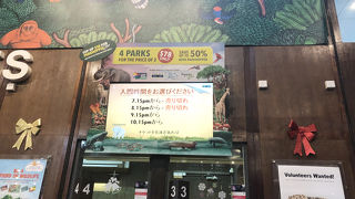繁忙期のチケット売り場は大混雑＆19・20時台の券は速攻売切れ、スタッフも混乱