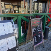 三条通り沿いにあります。