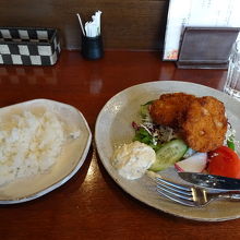 メインは、特選エビカツ　タルタルソースで