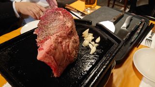 デッカイ700グラム一塊の「マグナム・ステーキ」が食べ放題できる。