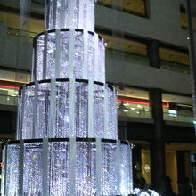 吹き抜け部分に円筒形の電飾ツリーが飾られてました