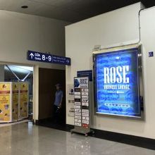 入口は上のフロア