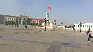 西の方にある広い広場