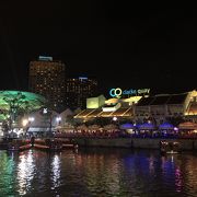 水面に映るお店の光が綺麗。夜でもにぎやかです