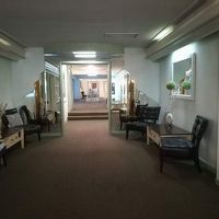 細長く廊下が続く