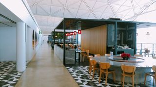 (香港空港)香港空港は世界でも屈指の乗降客数を誇る空港です