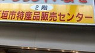 隠れた土産物店