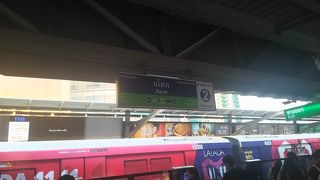 ターミナル２１につながるＢＴＳの駅