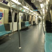 MRT車内。深夜です。