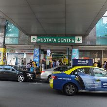 建物は１階は道路で途切れてます。