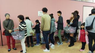 えびせんを皆さん、いっぱい買ってました