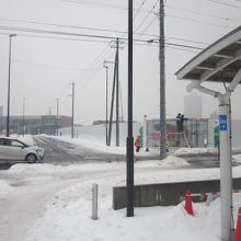 苗穂駅最寄のアリオ入口付近から苗穂駅北口を望むとこんな感じ。