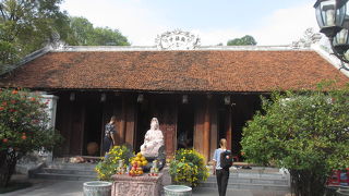 屋根の瓦の色合いが印象に残る寺院でした