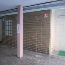 旧駅舎のトイレも封鎖済み…。