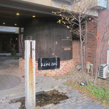 店舗の外観はひっそりとしていて、本当に営業中か心配に？