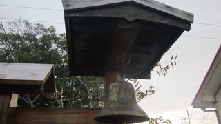 ホームにある「幸せの鐘」