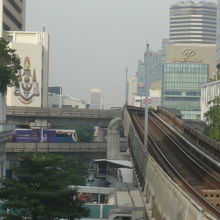 シーロム線とスクウィンヴィット線の乗り換え駅で、線路が並走