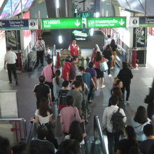 バンワ、ケーハ―等の東方向の列車は、下側の階から発車します。