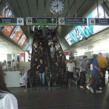 西側や北側に向かう上階から、下階に降りて来る乗客の様子です。