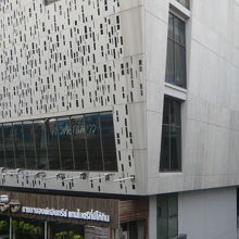 サイアム駅の周辺には、大きな建物が多いです。こちらも高層ビル