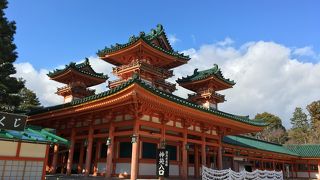 境内の西側で神苑の入口