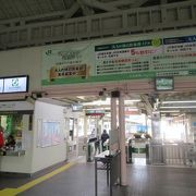 階段なしで改札口へ行ける駅。軍港横須賀の玄関駅として開業の歴史が