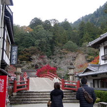 太鼓橋まで5分，右側の先に駐車場