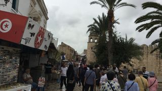 旧市街はお店がずらりと並んでいます