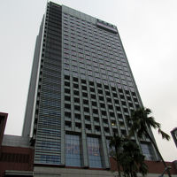 南港駅頭上に建つツインタワー、その一方にホテルがあります