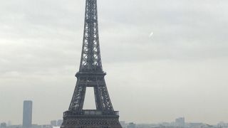 窓からエッフェル塔が見えます