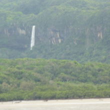船浦海中道路から...この日は午前中雨だったので水量多し