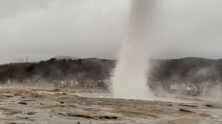 5分くらい待ては吹き上がる間欠泉が見られます。レストラン・ギフトショップは大混雑です。