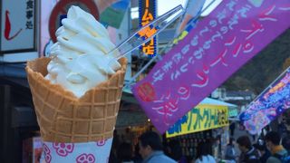 お隣の佐々木屋小次郎商店とのソフトクリーム合戦が面白い!