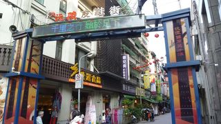 高雄の靴屋街と比べて、随分魅力のある通りでした