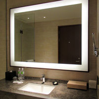 大きな鏡が印象的なバスルーム、右下の木箱にはバスアメニティ