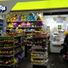 関西空港のポケモンストアは2階と3階にありました By 目元 ポケモンストア 関西空港店 のクチコミ フォートラベル