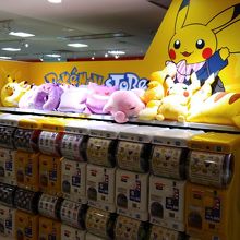 関西空港のポケモンストアは2階と3階にありました By 目元 ポケモンストア 関西空港店 のクチコミ フォートラベル