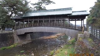 全国的にも珍しい屋根のある木造橋