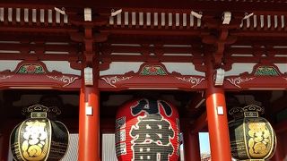 仲見世を通り過ぎると登場 宝蔵門