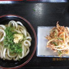 かけうどんとトッピングの海老入りかき揚げ