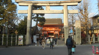 南側の参道にあるこの石鳥居が表参道