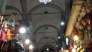 イノシシの像の周りは大人気