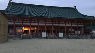 心が洗われる朱色と白い世界